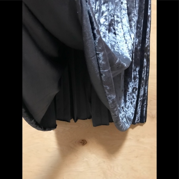 Gianni Bini woman’s dark blue velvet skirt - Picture 8 of 8